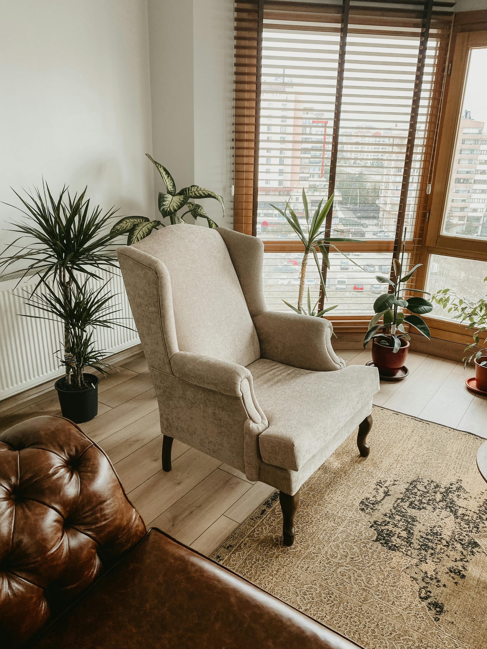 Crescent lounge chair